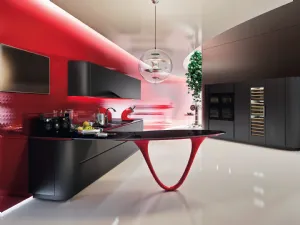 Cucina Design con penisola Ola Black in laccato nero e rosso di Snaidero