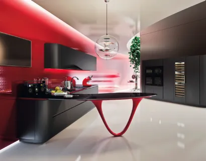 Cucina Design con penisola Ola Black in laccato nero e rosso di Snaidero