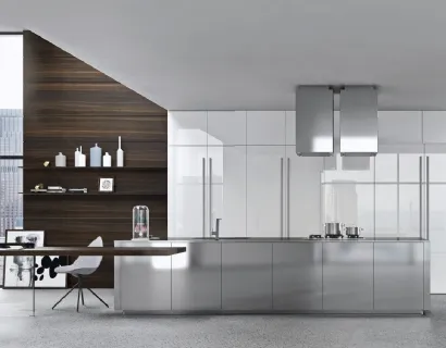 Cucina Design con isola Opera Acciaio e Bianco Artico di Snaidero