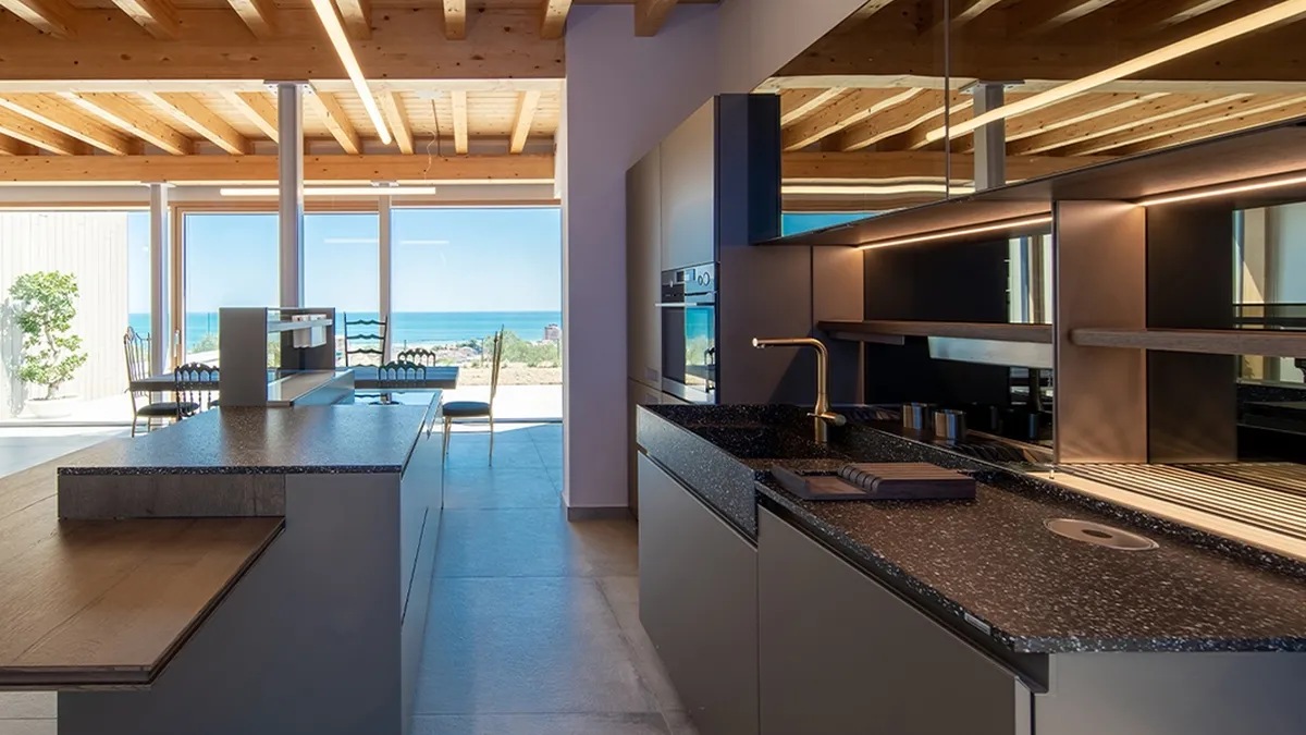 Cucina Design Soul 03 con isola in rovere termotrattato e laccato opaco di Ernestomeda