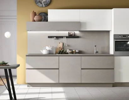 Cucina Moderna lineare Alevé v08 in laminato materico Pietra Piasentina e laccato UV Neve opaco di Stosa