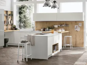 Cucina Moderna con penisola Alevé v01 in laccato UV Neve opaco e laccato UV Malta lucido con boiseriee piano snack in Rovere Natura di Stosa