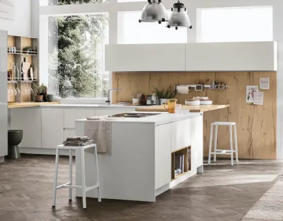 Cucina Moderna con penisola Alevé v01 in laccato UV Neve opaco e laccato UV Malta lucido con boiseriee piano snack in Rovere Natura di Stosa