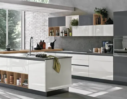 Cucina Moderna con penisola Alevé v11 in laccato UV Neve lucido e Ardesia lucido con piano snack in Rovere nodato di Stosa