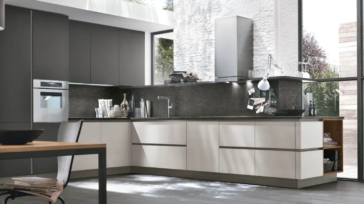 Cucina Moderna angolare Alevé v12 in laccato UV Grigio Seta opaco e UV Grigio Asfalto opaco di Stosa