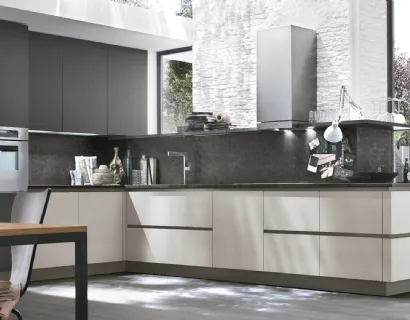 Cucina Moderna angolare Alevé v12 in laccato UV Grigio Seta opaco e UV Grigio Asfalto opaco di Stosa