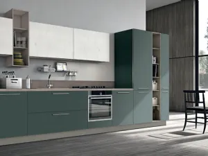 Cucina Moderna lineare Alevé v15 in laccato UV Verde Malga opaco e pensili in Larice Bianco di Stosa