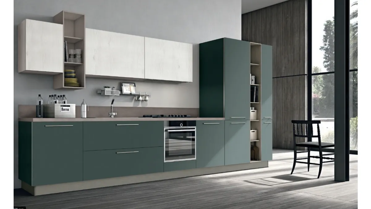 Cucina Moderna lineare Alevé v15 in laccato UV Verde Malga opaco e pensili in Larice Bianco di Stosa