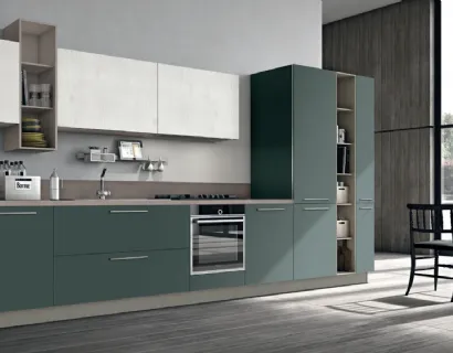 Cucina Moderna lineare Alevé v15 in laccato UV Verde Malga opaco e pensili in Larice Bianco di Stosa