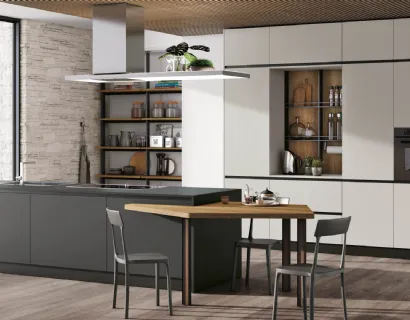 Cucina Moderna con isola Alevé v03 in laccato UV Asfalto opaco e UV Grigio Seta opaco con piano snack pentagonale in Rovere Nodato di Stosa