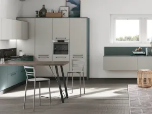 Cucina Moderna angolare con penisola Alevé v04 in laccato UV Verde Malga opaco e UV Grigio Seta opaco con top penisola in Larice Grafite di Stosa