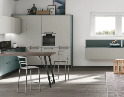 Cucina Moderna angolare con penisola Alevé v04 in laccato UV Verde Malga opaco e UV Grigio Seta opaco con top penisola in Larice Grafite di Stosa