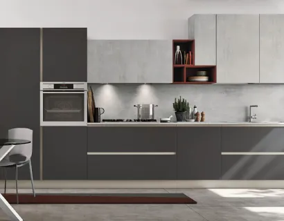 Cucina Moderna lineare Alevé v06 in laccato UV Grigio Asfalto opaco e laminato materico cemento di Stosa
