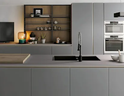 Cucina Moderna con isola Aliant v11 in vetro opaco Grigio Luna e top in Fenix Grigio di Stosa