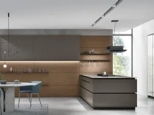 Cucina Moderna con penisola Aliant v03 in vetro lucido Terra e Frost con boiserie Rovere Cognac di Stosa