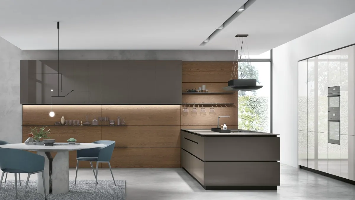 Cucina Moderna con penisola Aliant v03 in vetro lucido Terra e Frost con boiserie Rovere Cognac di Stosa