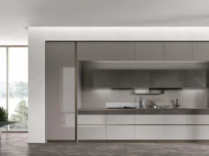 Cucina Moderna lineare Aliant v06 in vetro lucido Salina e Neolith Calatorao Silk di Stosa