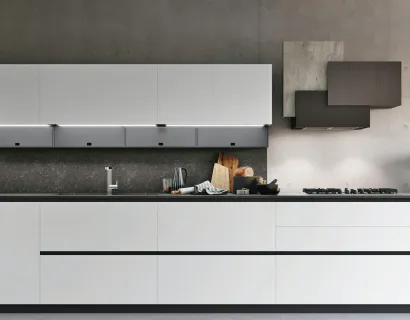 Cucina Moderne Aliant v6 in Vetro bianco opaco e gola in nero spazzolato di Stosa