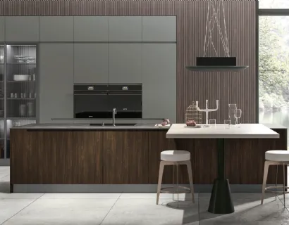 Cucina Moderna con isola Karma v08 in Termo Strutturato Rovere Corteccia e colonne in laccato opaco Timo di Stosa