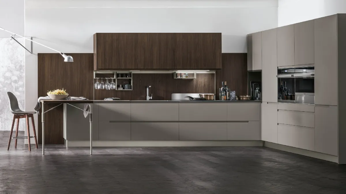 Cucina Moderna angolare con penisola Karma v01 in Pet Grigio Fumo opaco e Termo Strutturato Rovere Corteccia di Stosa