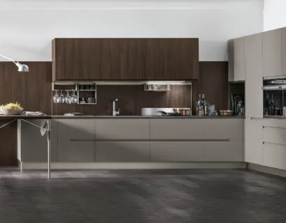 Cucina Moderna angolare con penisola Karma v01 in Pet Grigio Fumo opaco e Termo Strutturato Rovere Corteccia di Stosa