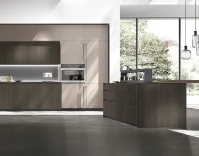 Cucina Moderna con isola Metropolis v01 in Termo Strutturato Rovere Conero Riga e Pet Metal Acciaio di Stosa