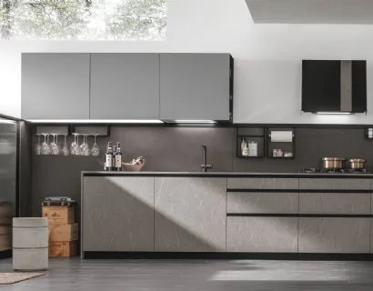 Cucina Moderna ad angolo Metropolis v02 in laminato materico Pietra Piasentina e Pet Grigio opaco di Stosa