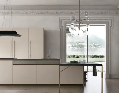 Cucina Moderna con isola Metropolis v04 in Pet Beige Seta e top in Piasentina Scura di Stosa