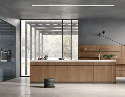 Cucina Moderna con isola Natural 03 in Noce e laccato lucido di Stosa