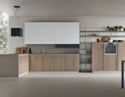 Cucina Moderna con penisola Natural v09 in Rovere Sahara dogato e pensili in laccato opaco di Stosa