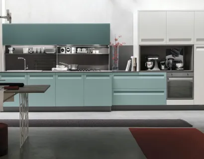 Cucina Moderna Rewind v2 in PET Verde Riace e Bianco laccato opaco di Stosa