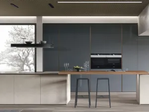 Cucina Moderna con isola Aliant v04 in Neolith Pietra di Luna Silk, piano snack in Noce Elegant Cannettato e colonne in Vetro lucido Bromo di Stosa