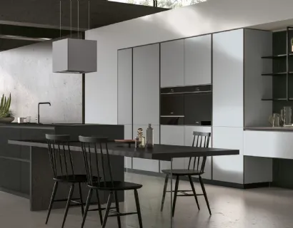 Cucina Moderna con isola Aliant v07 in Neolith Basalt Black Satin e Vetro opaco Platino con Piano snack in Rovere Dark con gambone in vetro di Stosa