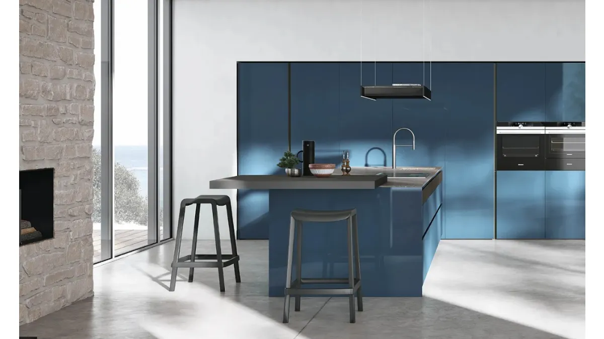 Cucina Moderna con isola Color Trend v06 in laccato lucido Mediterraneo con top in Neolith Wulong e piano snack in Fenix Grigio Londra con inserto in Rovere Termocotto Cannettato di Stosa