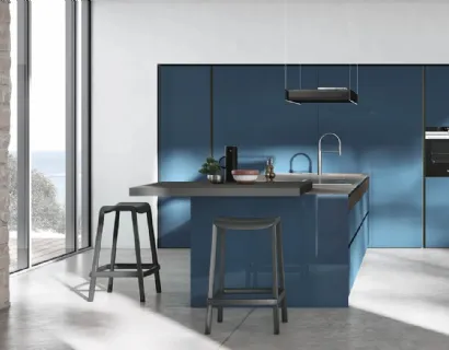 Cucina Moderna con isola Color Trend v06 in laccato lucido Mediterraneo con top in Neolith Wulong e piano snack in Fenix Grigio Londra con inserto in Rovere Termocotto Cannettato di Stosa