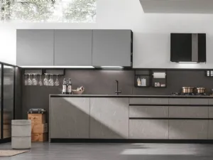 Cucina Moderna ad angolo Metropolis v02  in laminato materico Pietra Piasentina e Pet Grigio opaco di Stosa