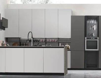 Cucina Moderna con penisola Metropolis v12 in Pet Nebbia opaco e Pet Canna di Fucile opaco di Stosa