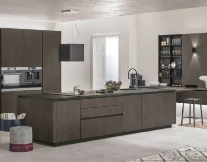 Cucina Moderna con isola Natural v10 in Rovere Dark e HPL di Stosa