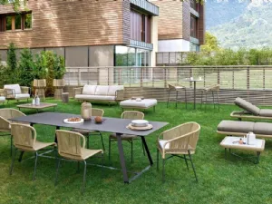 Arredo da esterno Cricket con struttura in alluminio verniciato e intreccio in fibra sintetica di Varaschin