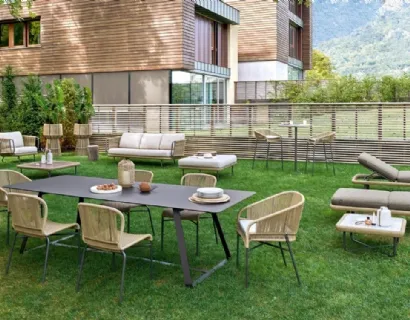 Arredo da esterno Cricket con struttura in alluminio verniciato e intreccio in fibra sintetica di Varaschin