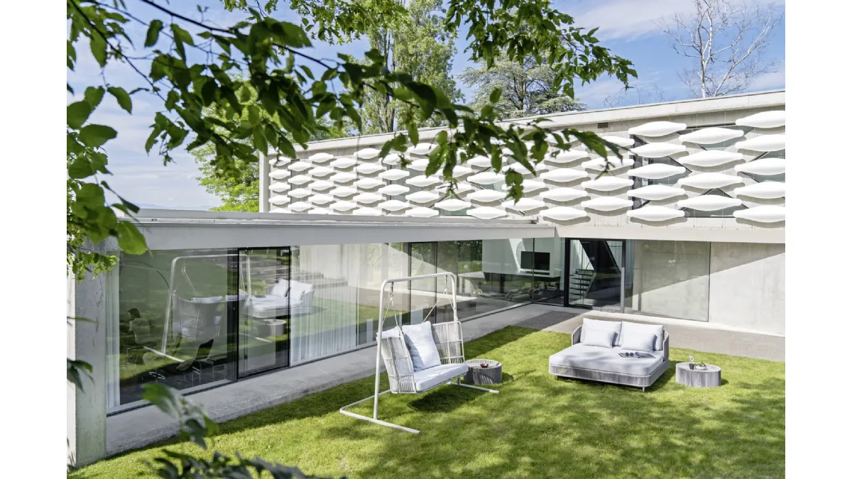 Divano Daybed e Dondolo Tibidabo con struttura in alluminio verniciato a polveri con intreccio in fibra sintetica fatto a mano e cuscini in tessuto imbottito di Varaschin