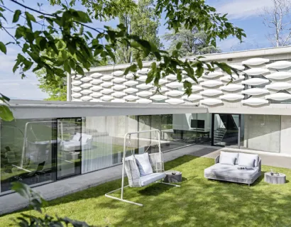 Divano Daybed e Dondolo Tibidabo con struttura in alluminio verniciato a polveri con intreccio in fibra sintetica fatto a mano e cuscini in tessuto imbottito di Varaschin