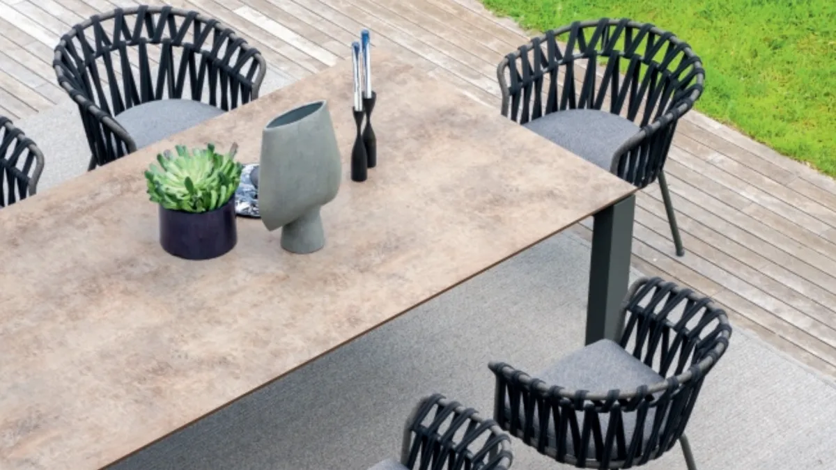Tavolo da esterno con struttura in alluminio Dolmen di Varaschin
