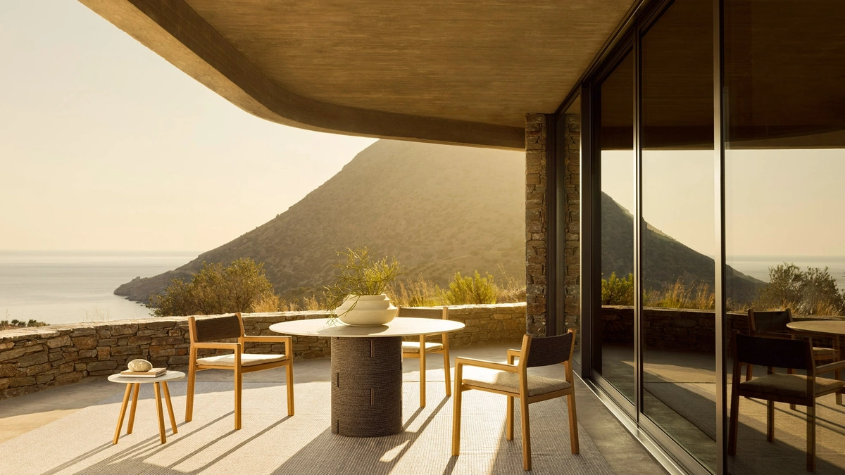 Sedia Gianna Poltroncina in tessuto e legno di Varaschin