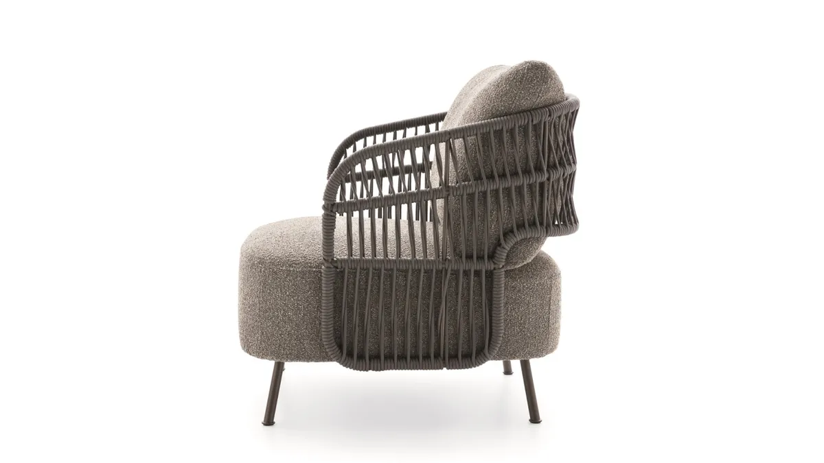 Poltrona 356 in tessuto imbottito con struttura in corda intrecciata di Ditre Italia