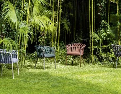 Poltroncina Emma Cross con struttura in alluminio verniciato, corda e band in tessuto acrilico di Varaschin