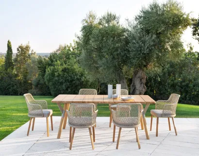 Poltroncina in legno di Iroko con seduta in tessuto e schienale in polipropilene intrecciato Emma di Varaschin