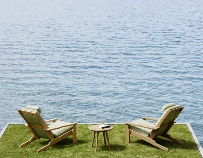 Poltroncina Relax Bali con struttura in legno massello di teak e rivestimento in tessuto imbottito di Varaschin