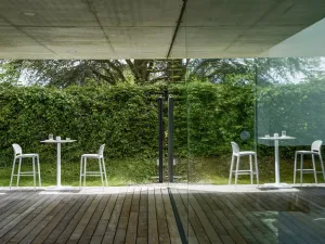 Sgabello impilabile in alluminio con sedute e schienali in tessuto tecnico in PVC Clever di Varaschin
