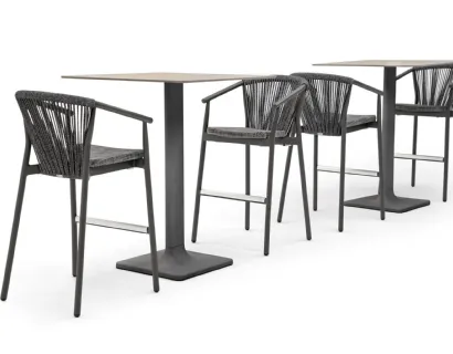 Sgabello impilabile con struttura in alluminio, seduta in tessuto tecnico in PVC e schienale in cordino sintetico Smart di Varaschin